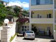 Podgora, Makarska, Parkirišče 2615 - Apartmaji v bližini morja s prodnato plažo.