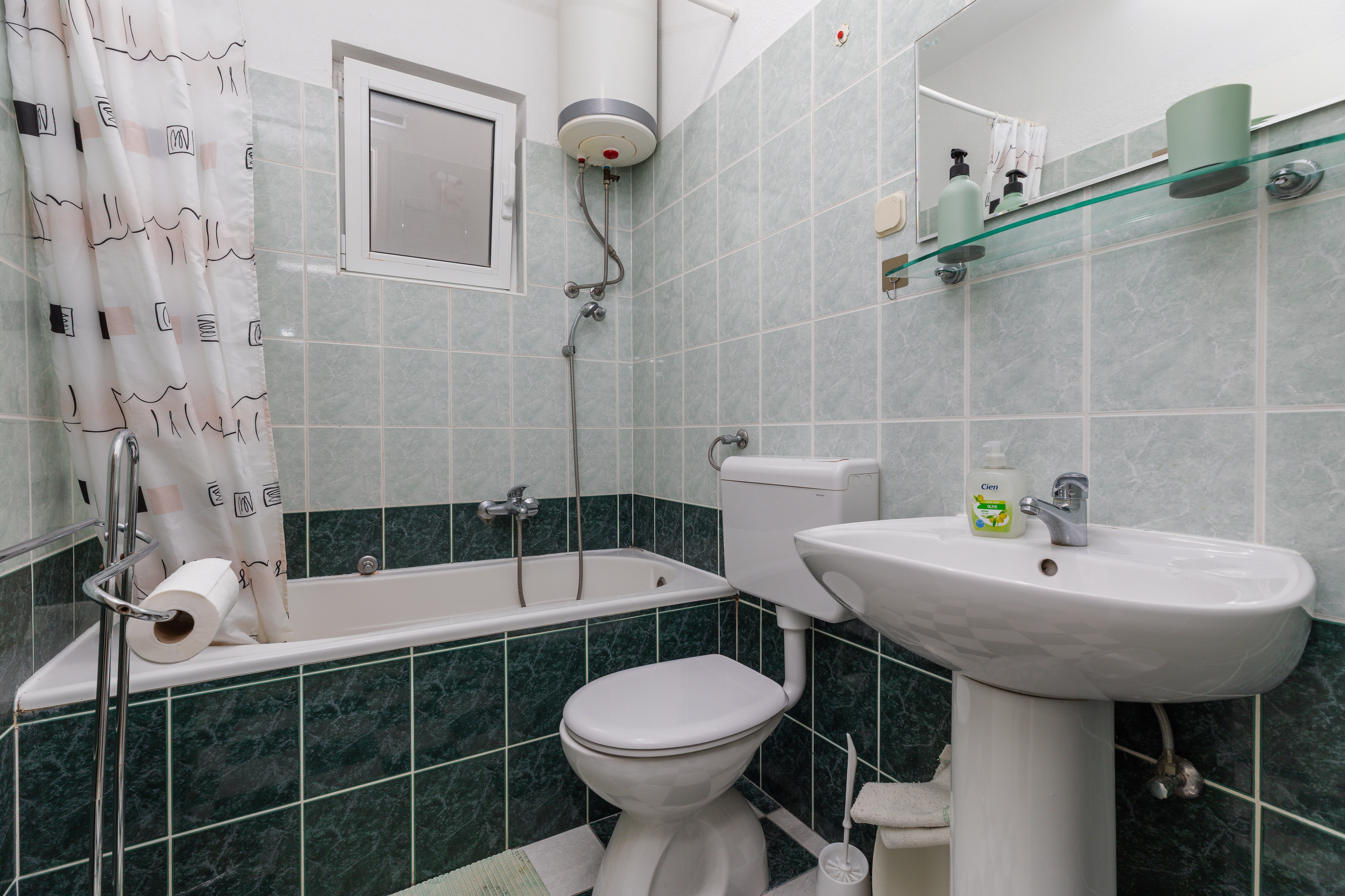 One bedroom apartment near beach Podgora, Makarska  A-c