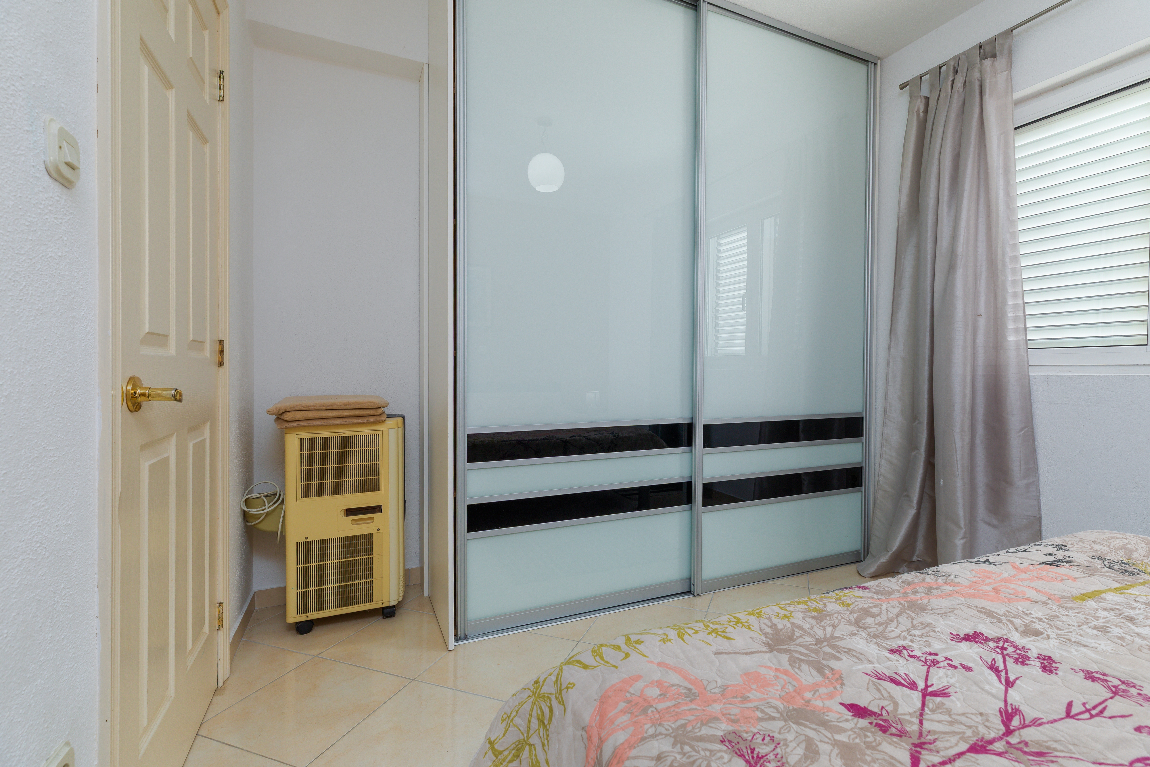 One bedroom apartment near beach Podgora, Makarska  A-c