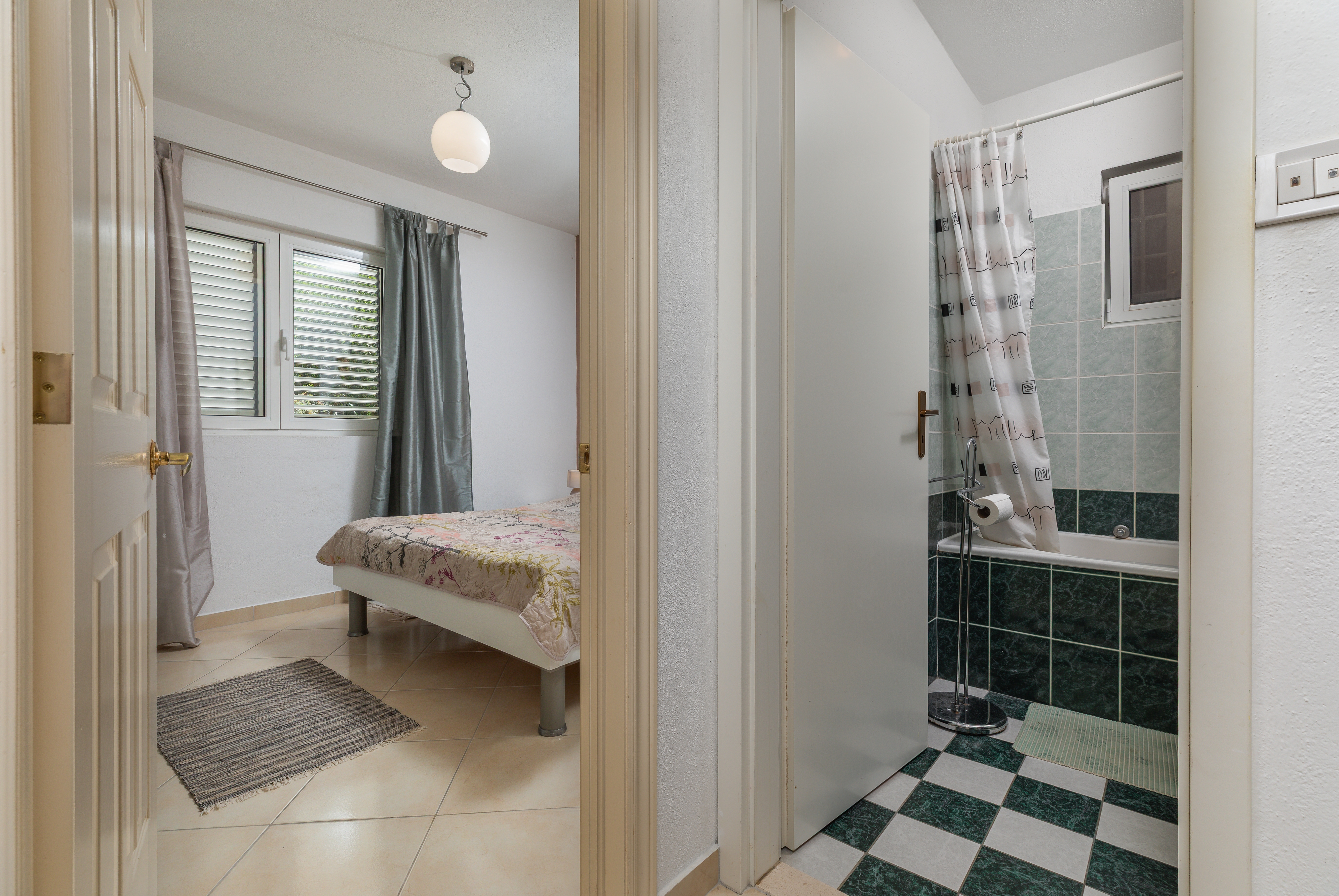 One bedroom apartment near beach Podgora, Makarska  A-c