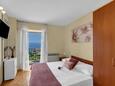 Ložnice Podgora, Ložnice v ubytování typu studio-apartment, s klimatizací, domácí mazlíčci povoleni a WiFi.