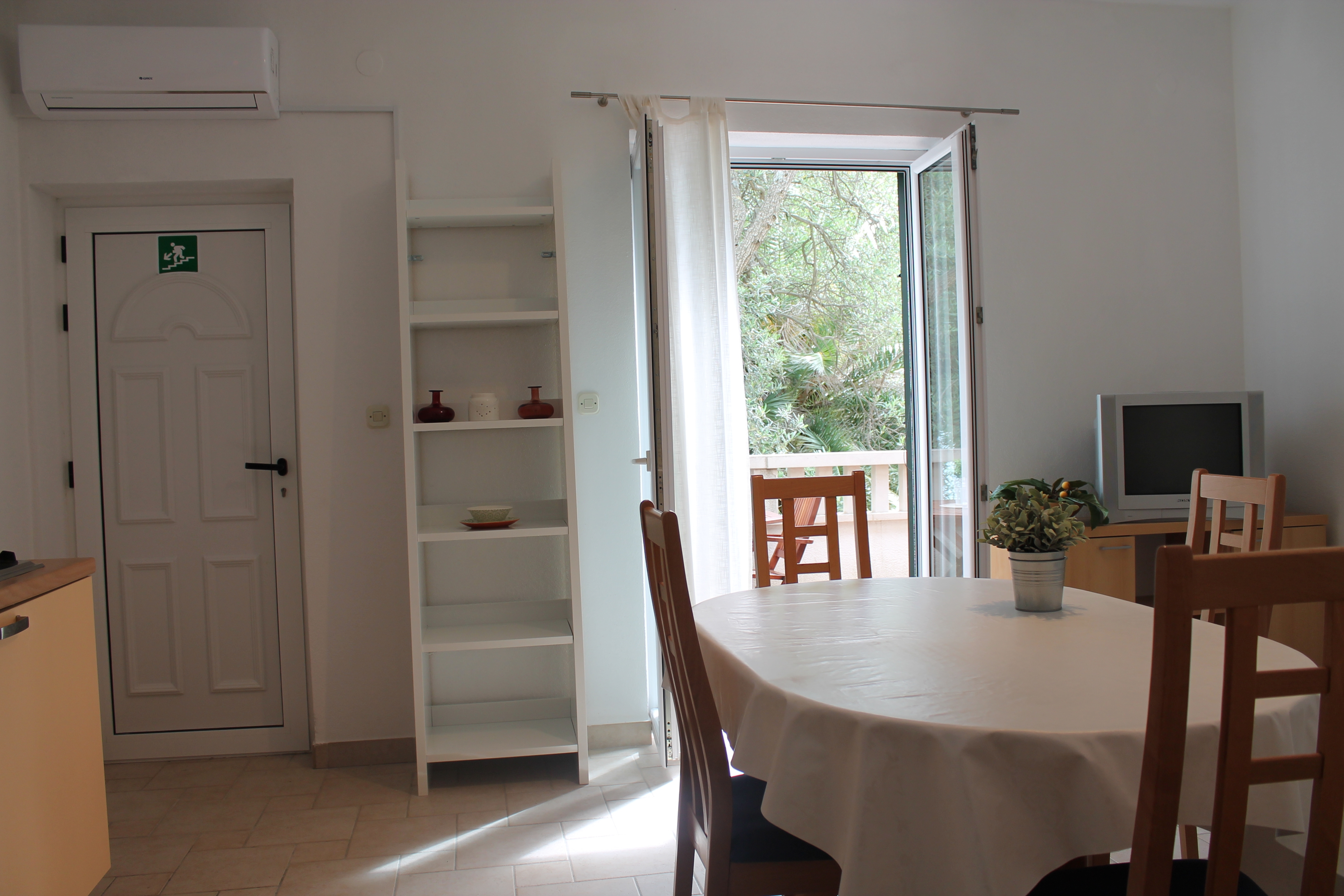 One bedroom apartment near beach Zaostrog, Makarska (A-2625-c)