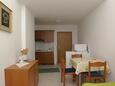 Bratuš, Jedilnica v nastanitvi vrste apartment, dostopna klima in WiFi.