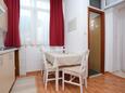 Dining room Makarska, Dining room in the studio-apartment, (pet friendly) and WiFi.