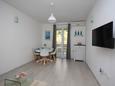 Salle à manger Tučepi, Salle à manger dans l’hébergement en type apartment, climatisation disponible, animaux acceptés et WiFi.