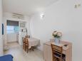 Dining room Drašnice, Dining room in the apartment, air condition available, (pet friendly) and WiFi.