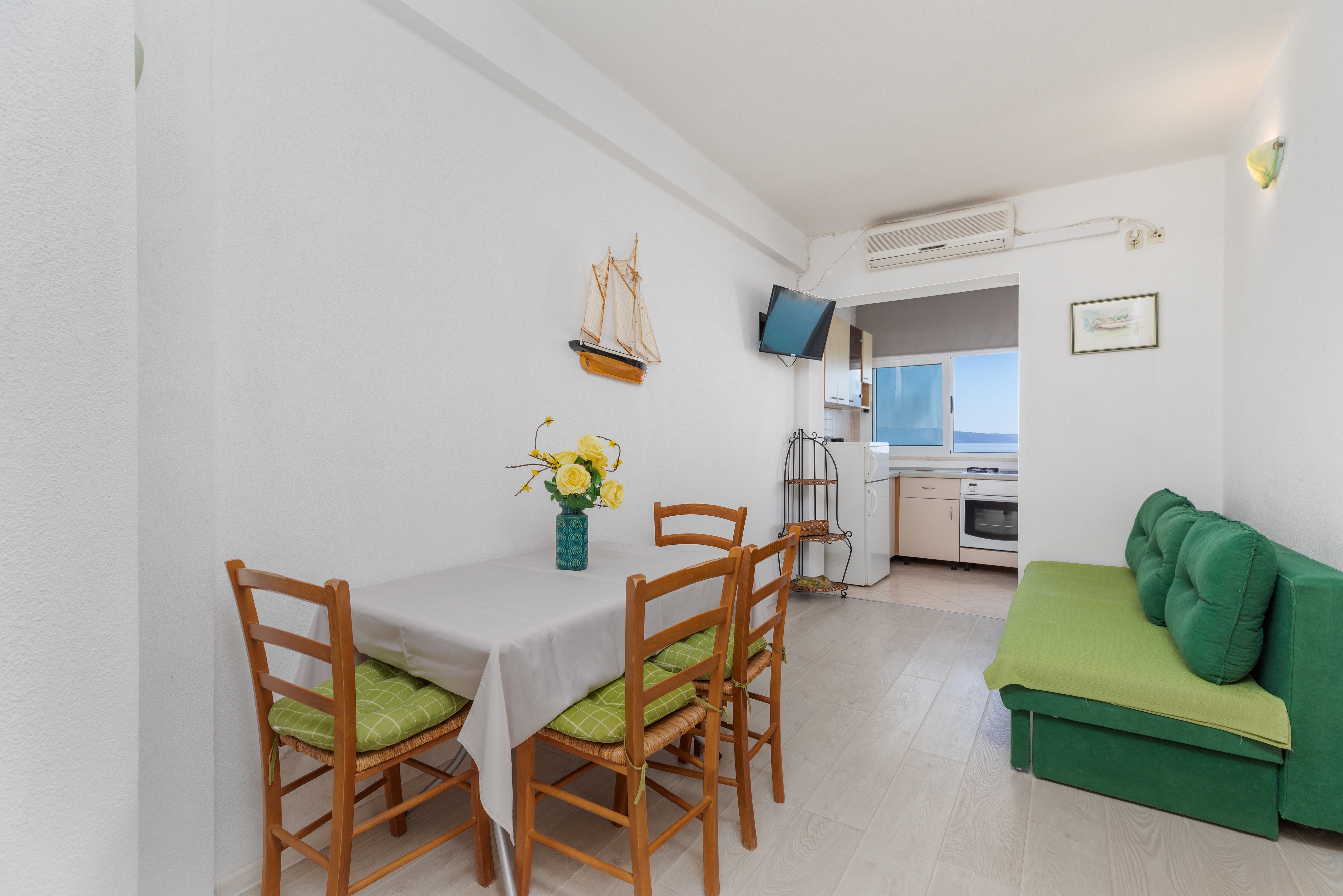 One bedroom apartment near beach Drašnice, Makarska (A-2670-b)