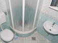 Promajna, Bathroom in the studio-apartment, WiFi.