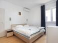 Tučepi, Schlafzimmer in folgender Unterkunftsart apartment, Klimaanlage vorhanden, Haustiere erlaubt und WiFi.