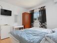 Tučepi, Bedroom in the apartment, air condition available, (pet friendly) and WiFi.