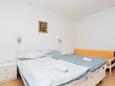 Tučepi, Bedroom in the apartment, air condition available, (pet friendly) and WiFi.