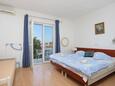 Tučepi, Dining room in the apartment, air condition available, (pet friendly) and WiFi.