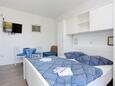 Tučepi, Спальня в размещении типа studio-apartment, доступный кондиционер, Домашние животные допускаются и WiFi.
