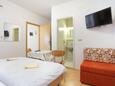 Dining room Tučepi, Dining room in the studio-apartment, (pet friendly) and WiFi.