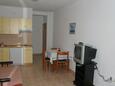 Igrane, Dining room in the studio-apartment, air condition available and WiFi.