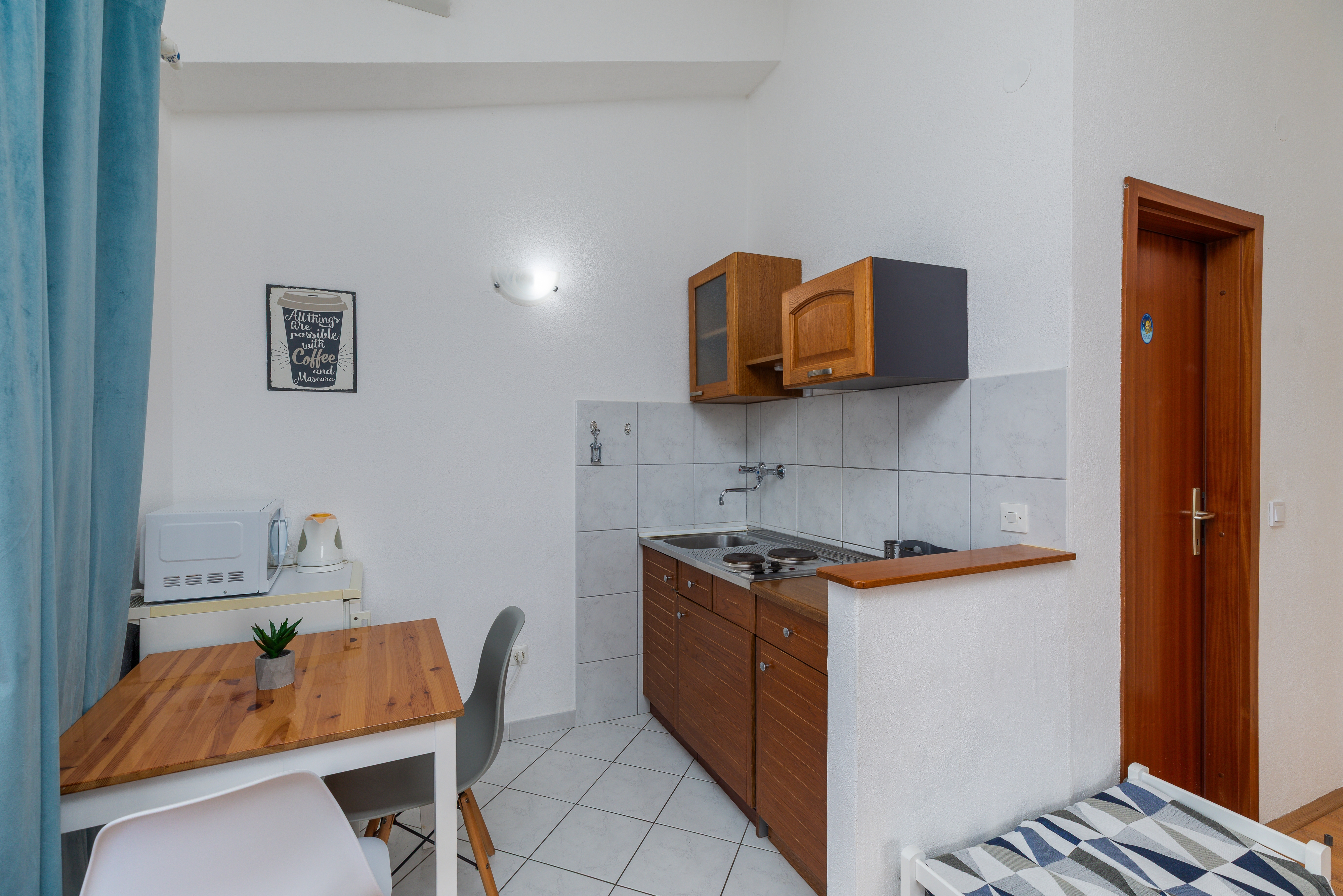 Garçonnière avec le balcon et la vue sur le mer Brela, Makarska (AS-2713-b)