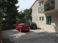 Parking lot Brela, Makarska, Parking lot 2713 - Apartments near sea with pebble beach.