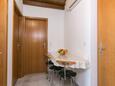 Brela, Dining room in the apartment, air condition available and WiFi.