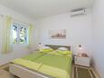 Brela, Dormitorio 2 in the apartment, air condition available y WiFi.