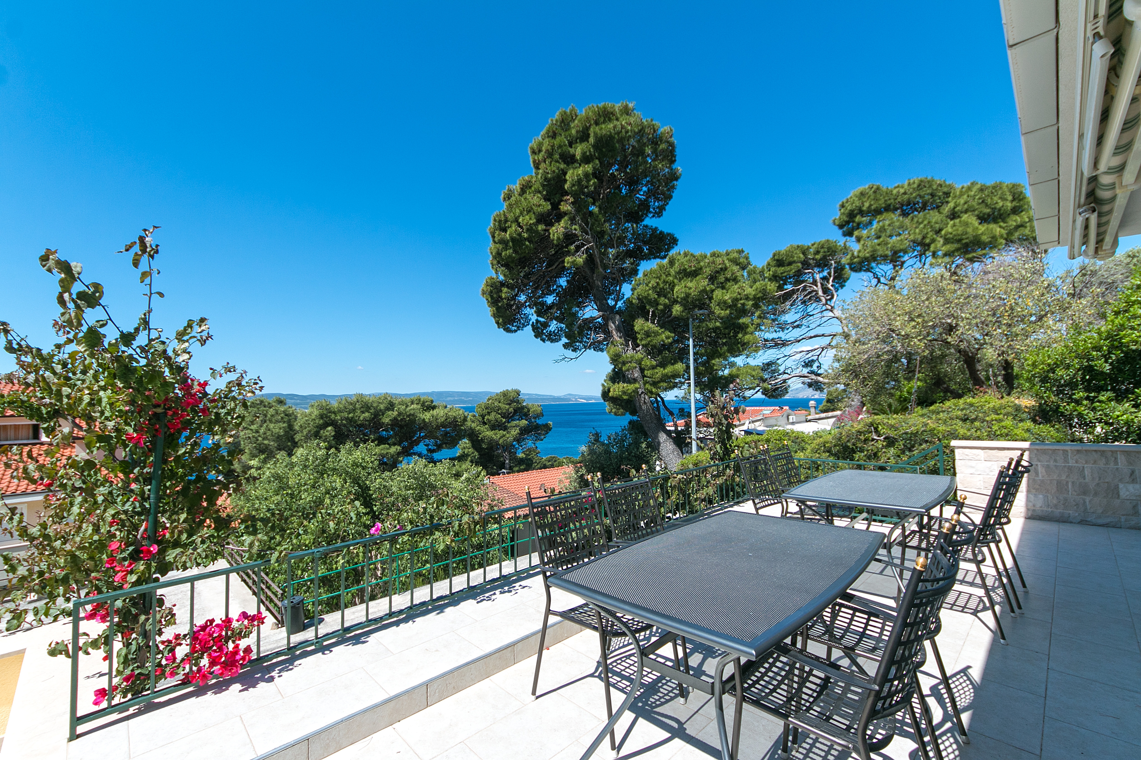 Three bedroom apartment with terrace and sea view Brela, Makarska  A-b