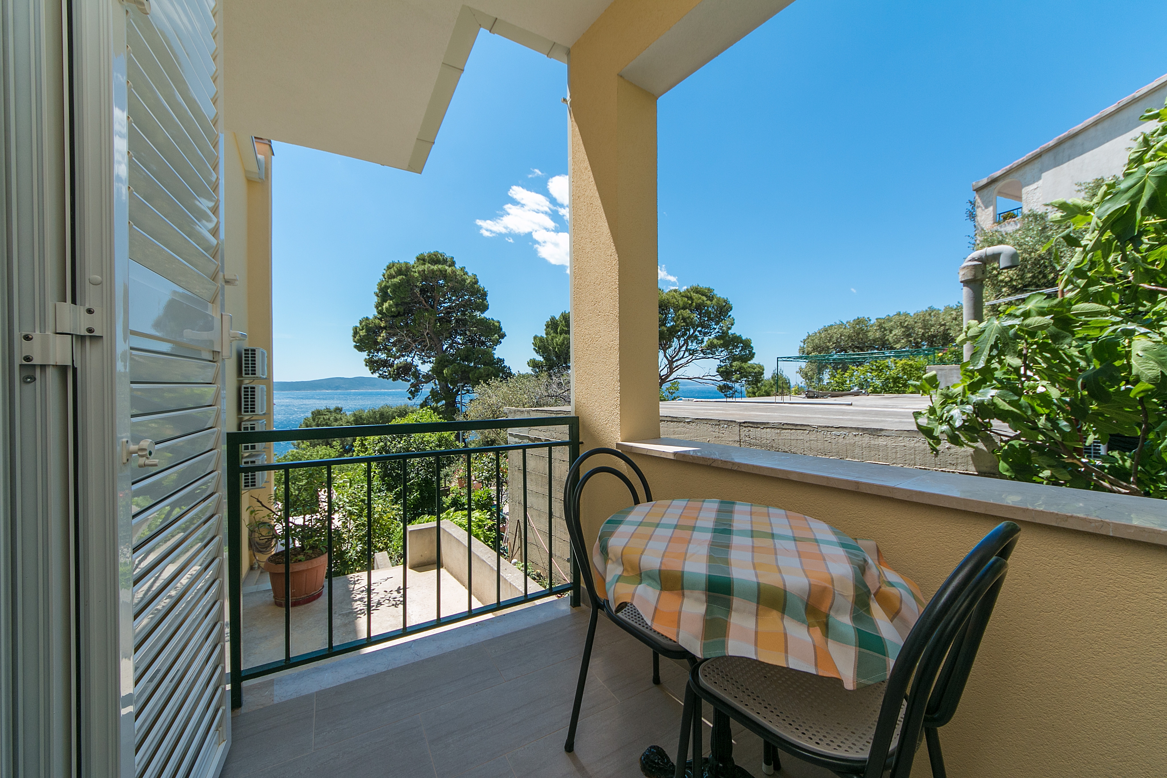 One bedroom apartment with balcony and sea view Brela, Makarska  A-d