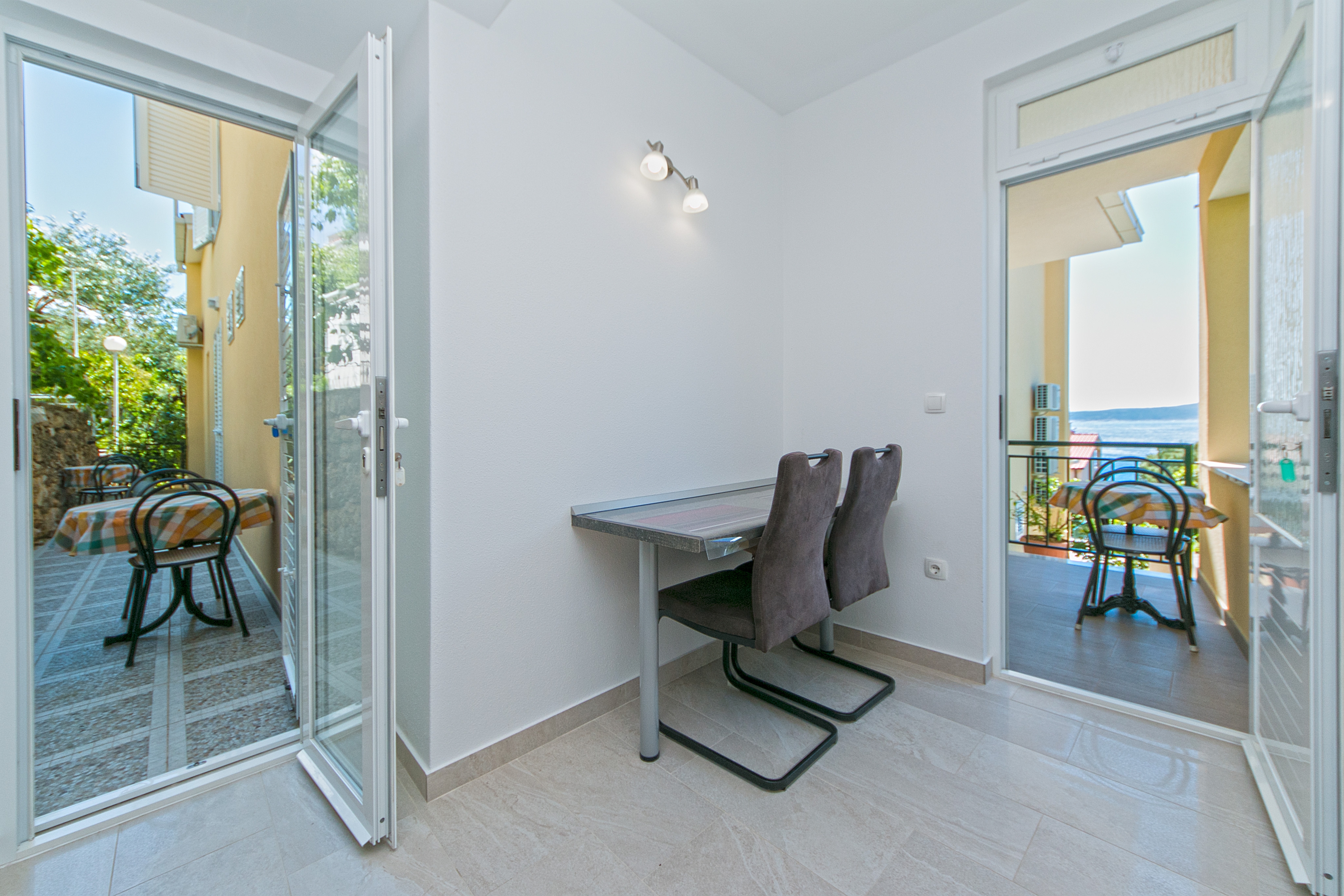One bedroom apartment with balcony and sea view Brela, Makarska (A-2717-d) One bedroom apartment with balcony and sea view Brela, Makarska (A-2717-d)