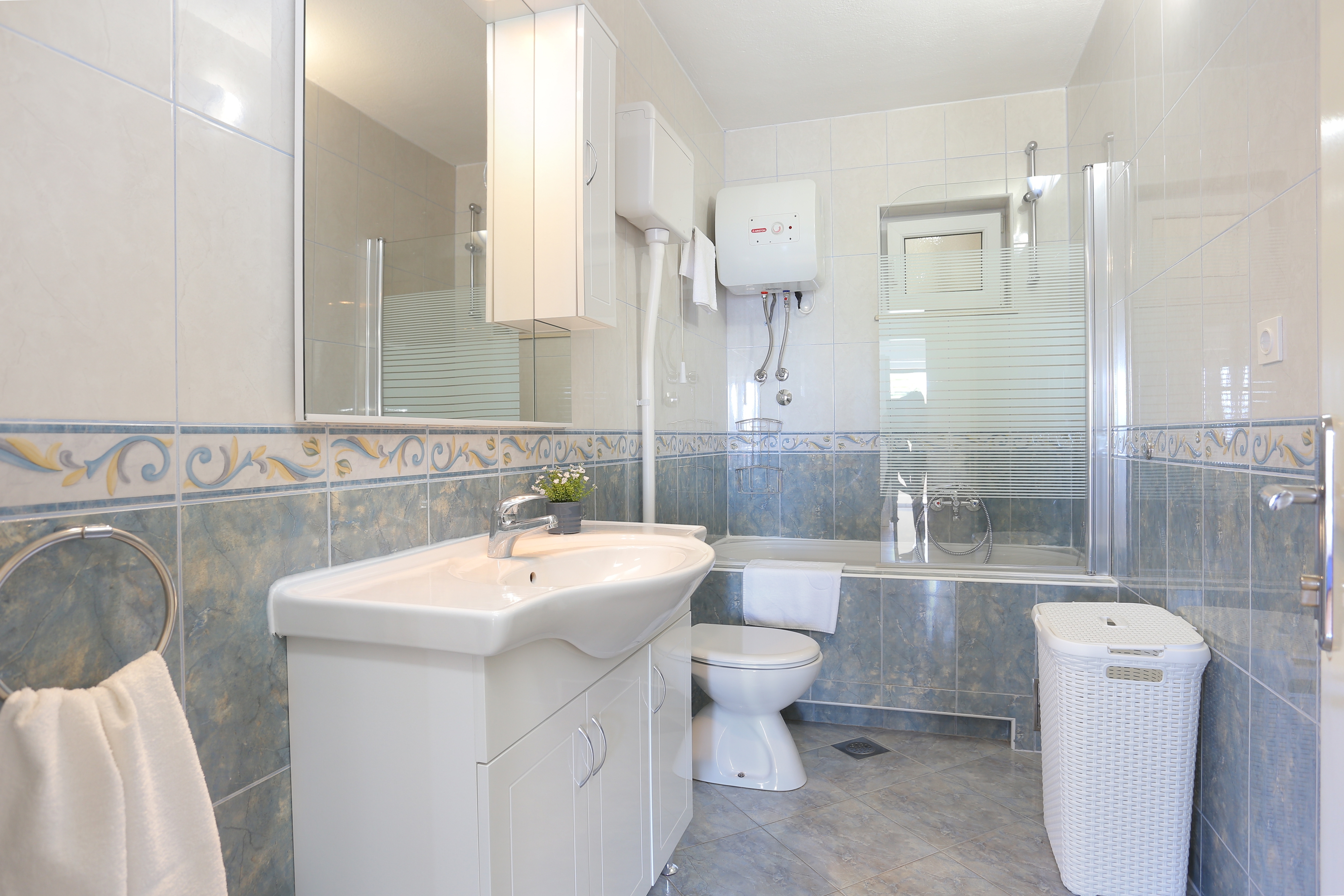 Three bedroom apartment with terrace and sea view Brela, Makarska  A-a