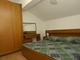 Bedroom 1 Tučepi, Bedroom 1 in the apartment, air condition available, (pet friendly) and WiFi.