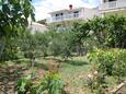 Courtyard Duće, Omiš, Courtyard 2729 - Rooms near sea with sandy beach.