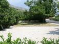 Duće, Omiš, Parking lot 2731 - Apartments near sea with sandy beach.