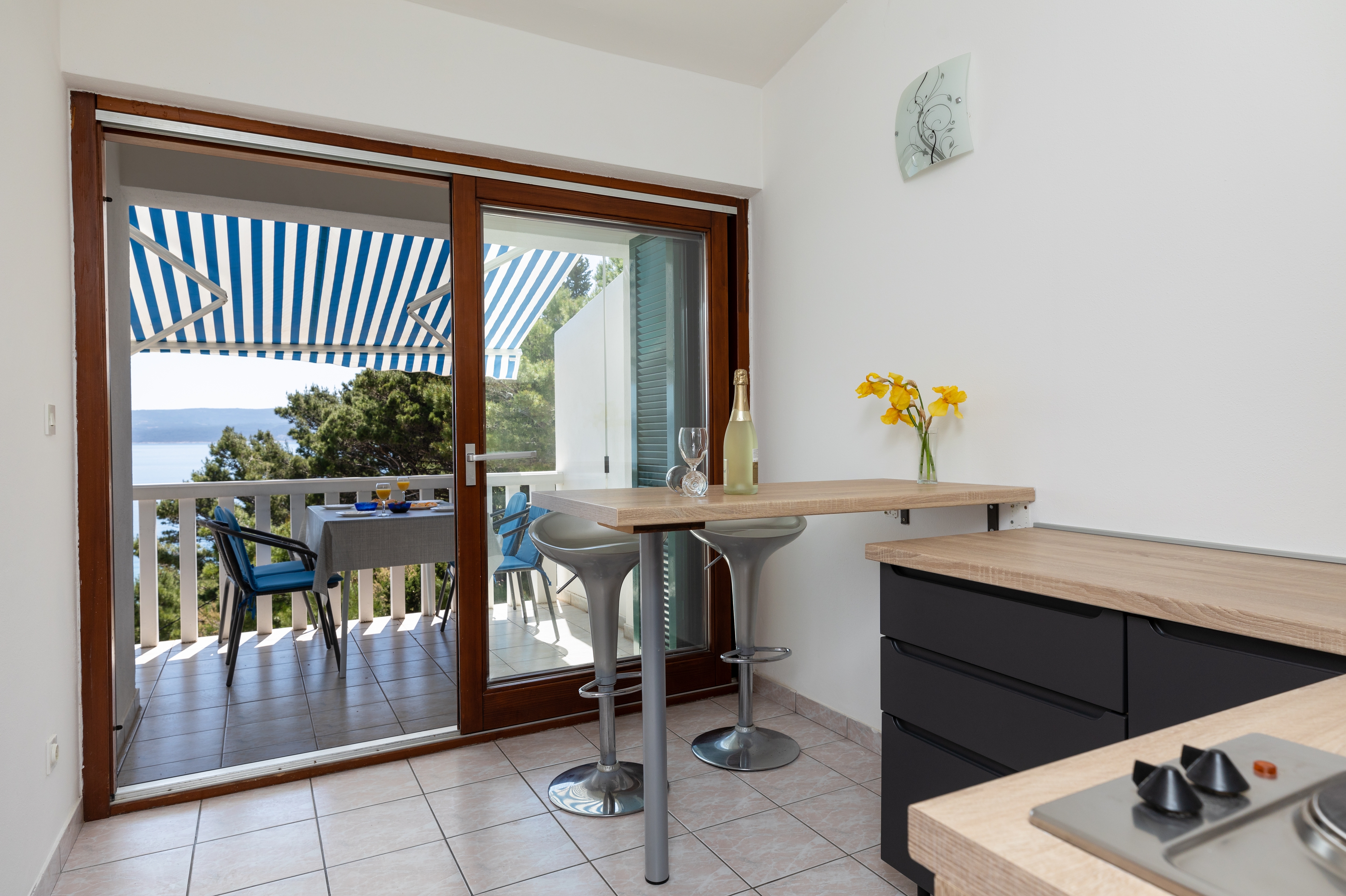 Two bedroom apartment near beach Mimice, Omiš  A-a