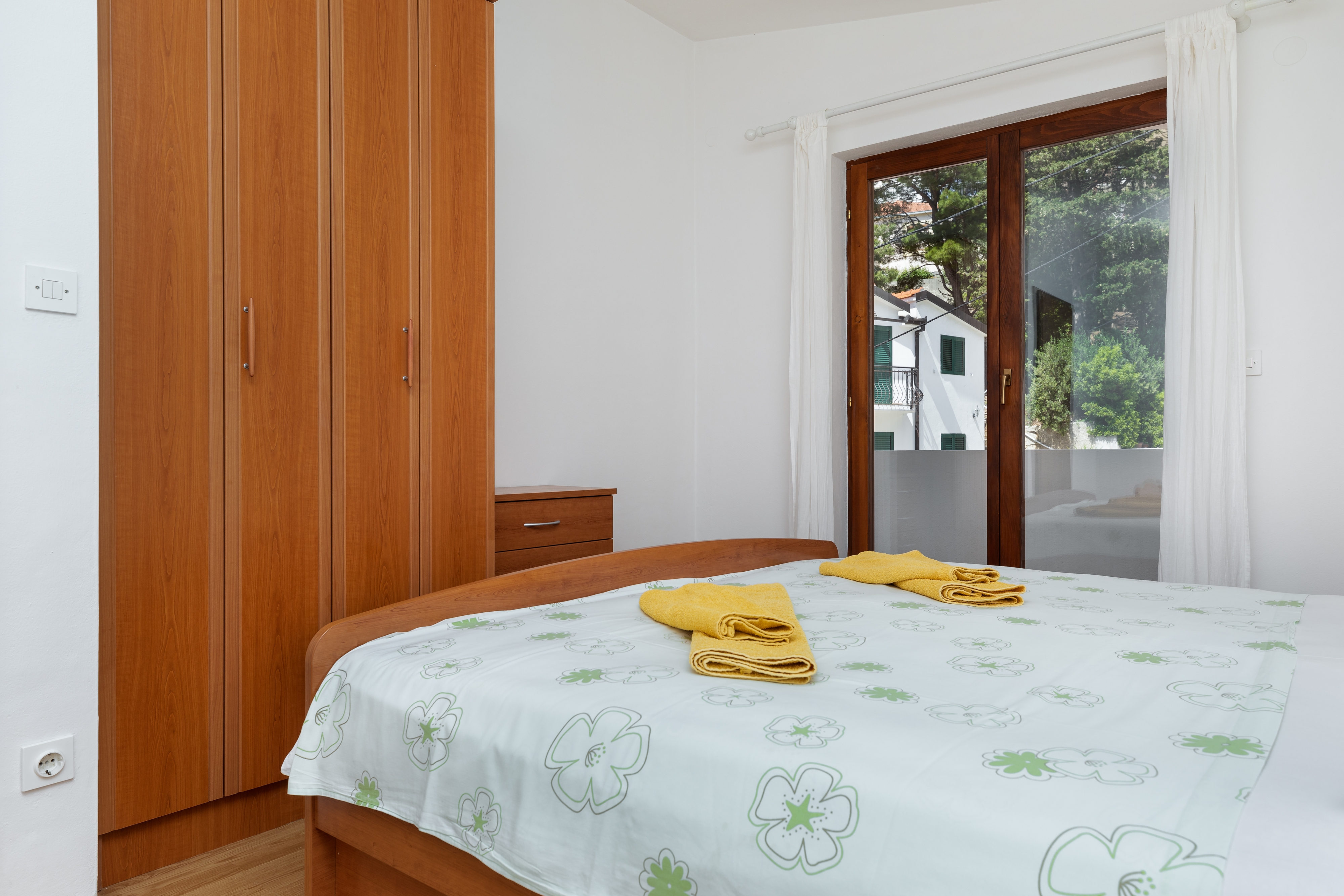 Two bedroom apartment near beach Mimice, Omiš  A-b