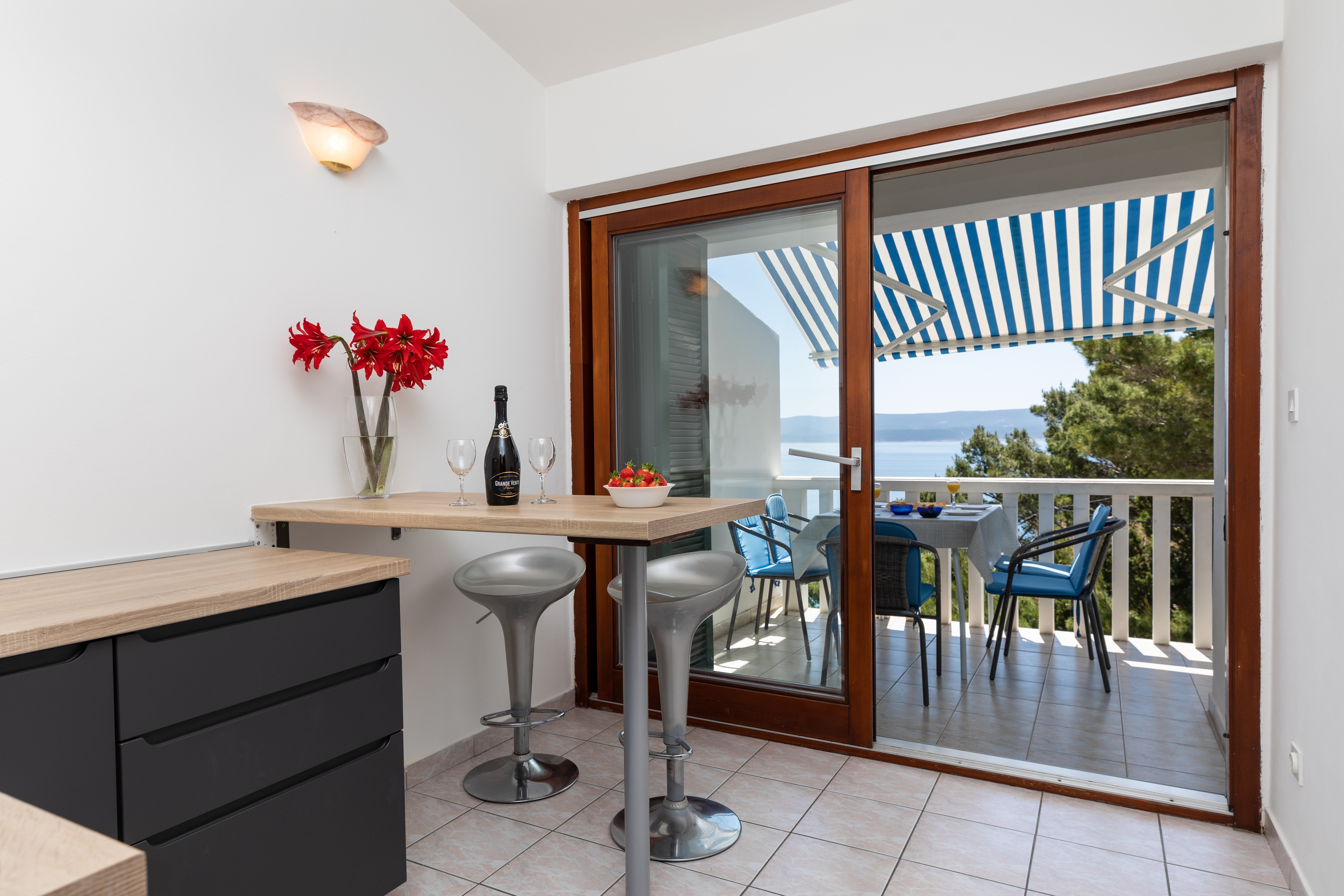 Two bedroom apartment near beach Mimice, Omiš  A-b