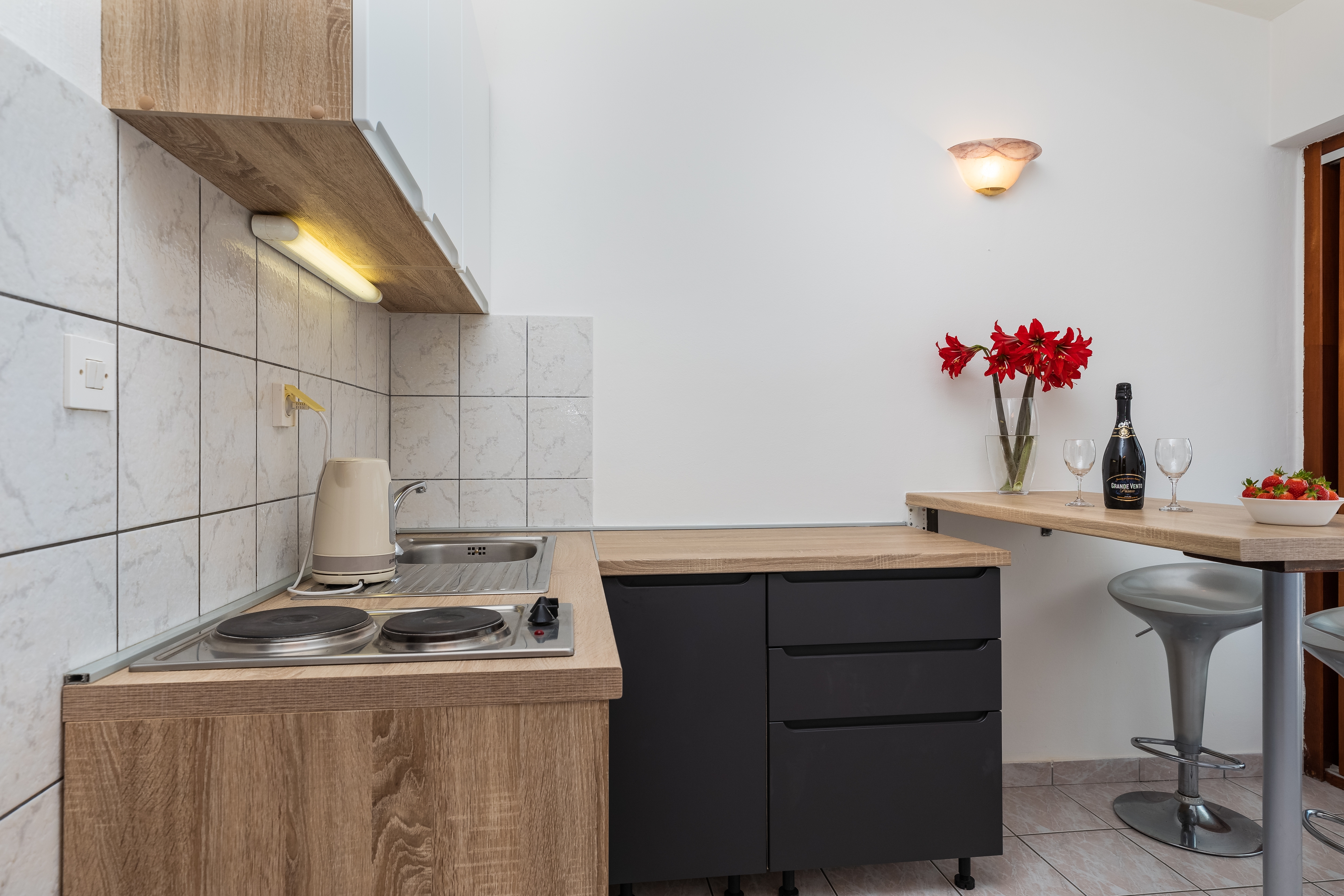 Two bedroom apartment near beach Mimice, Omiš  A-b