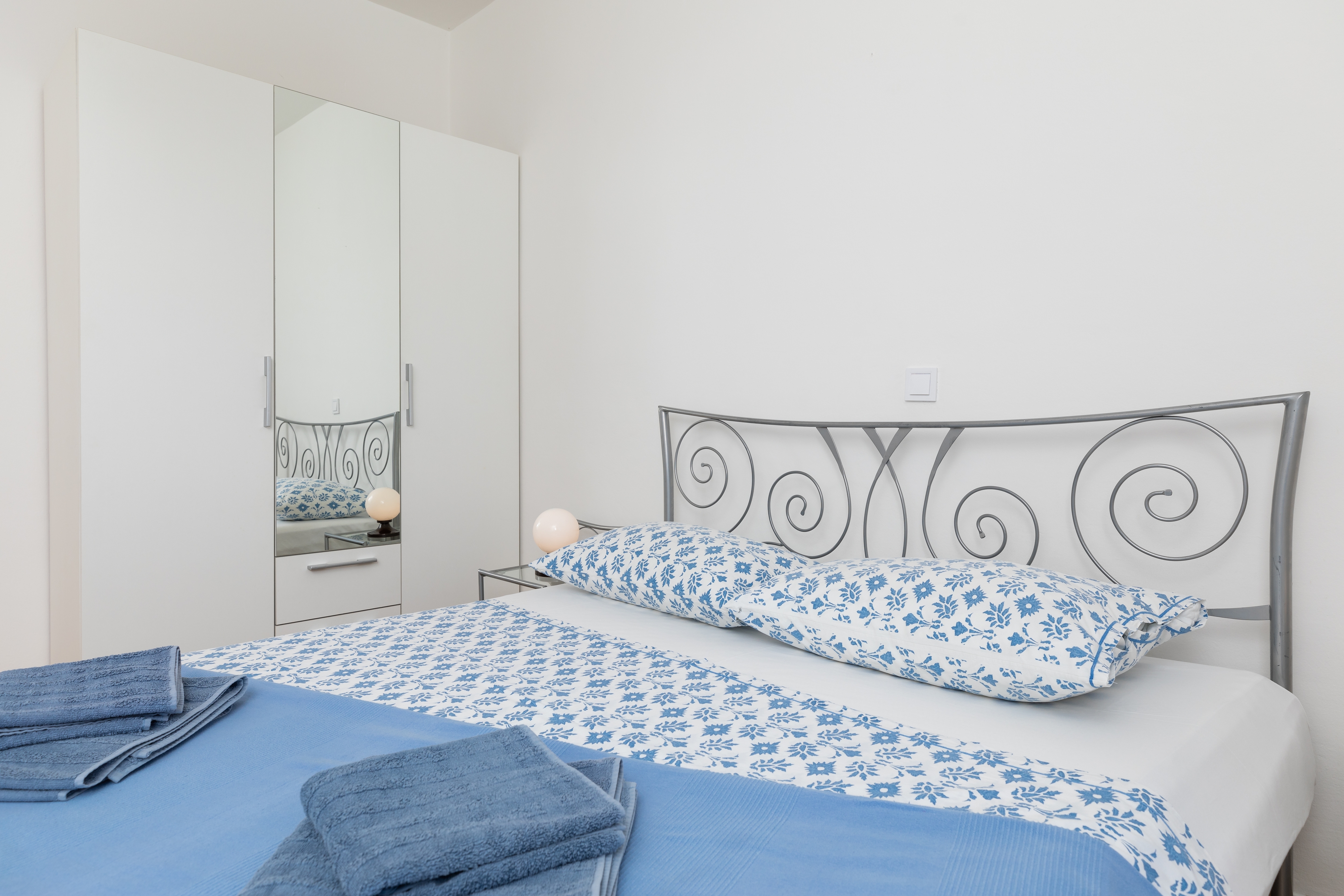 One bedroom apartment near beach Mimice, Omiš  A-c