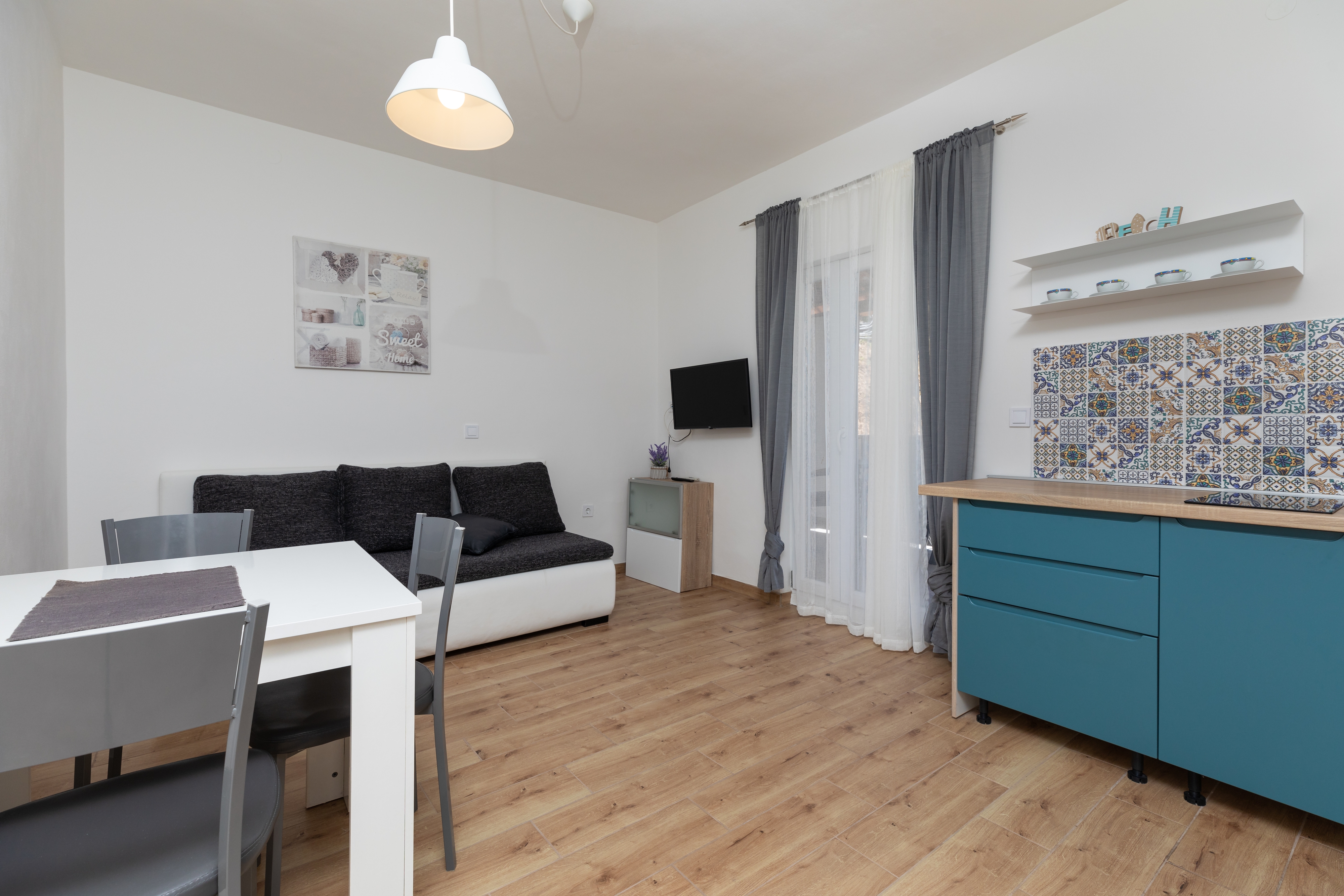One bedroom apartment near beach Mimice, Omiš  A-c