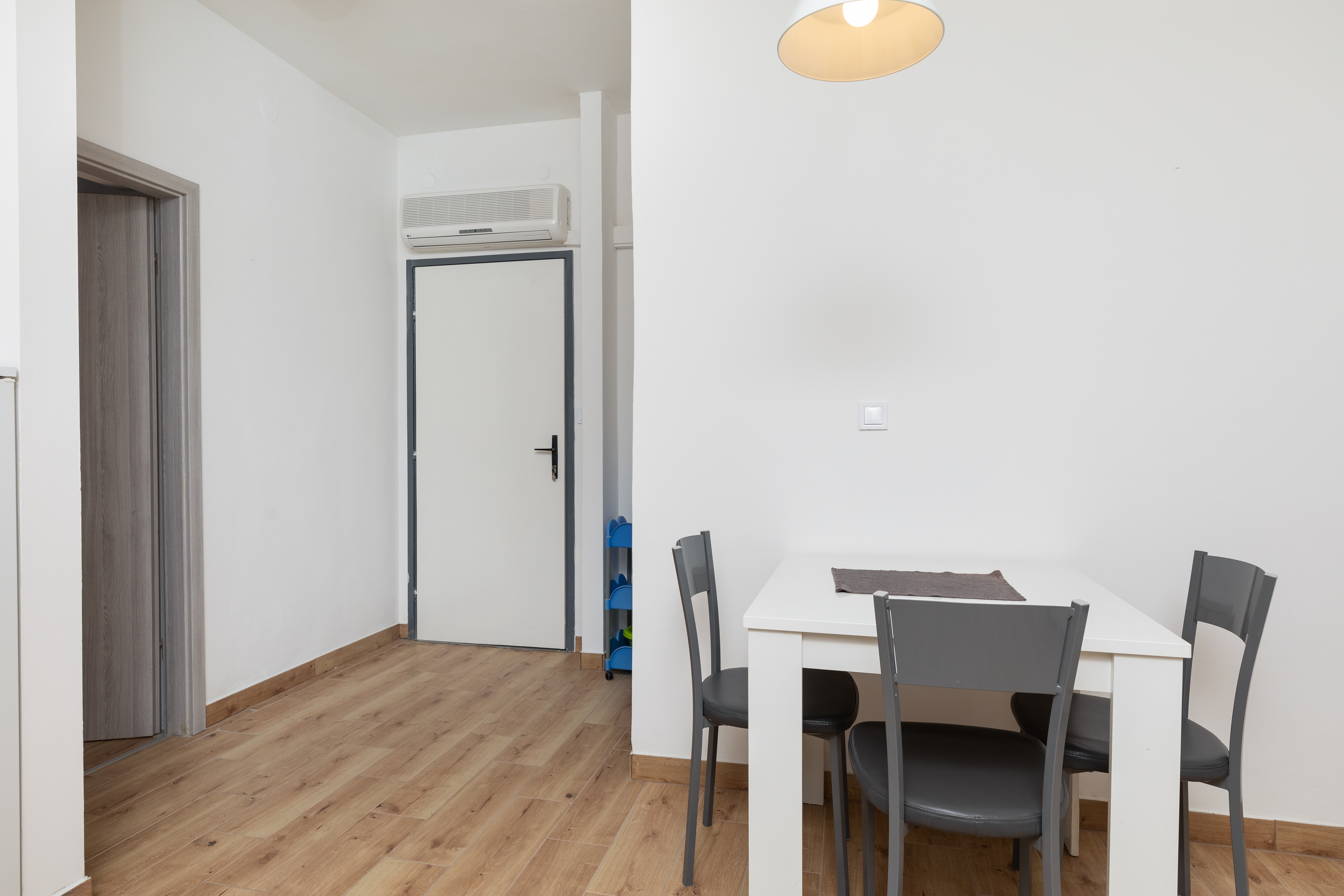 One bedroom apartment near beach Mimice, Omiš  A-c
