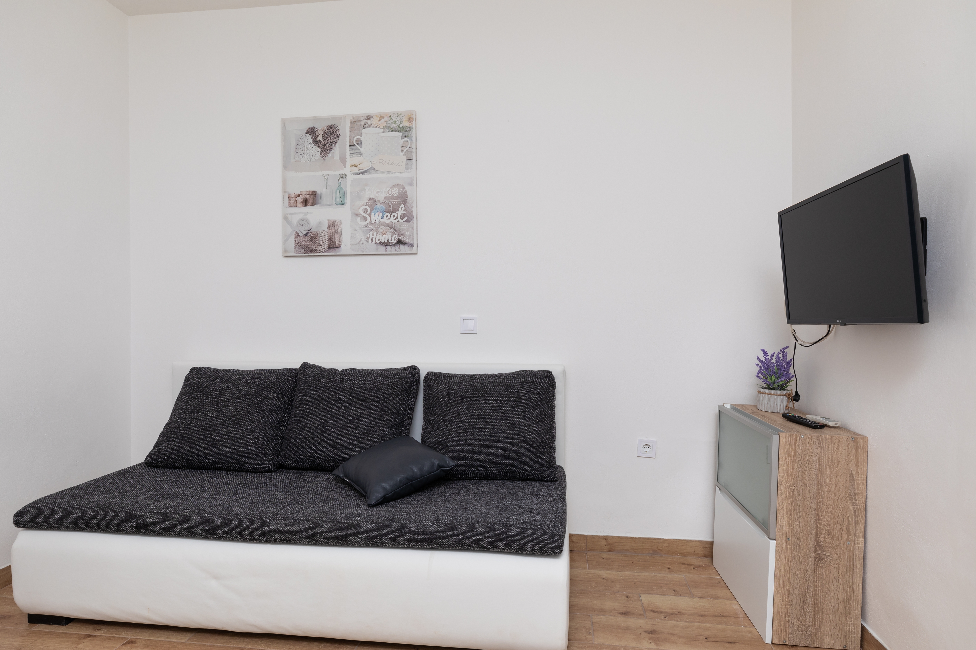 One bedroom apartment near beach Mimice, Omiš  A-c