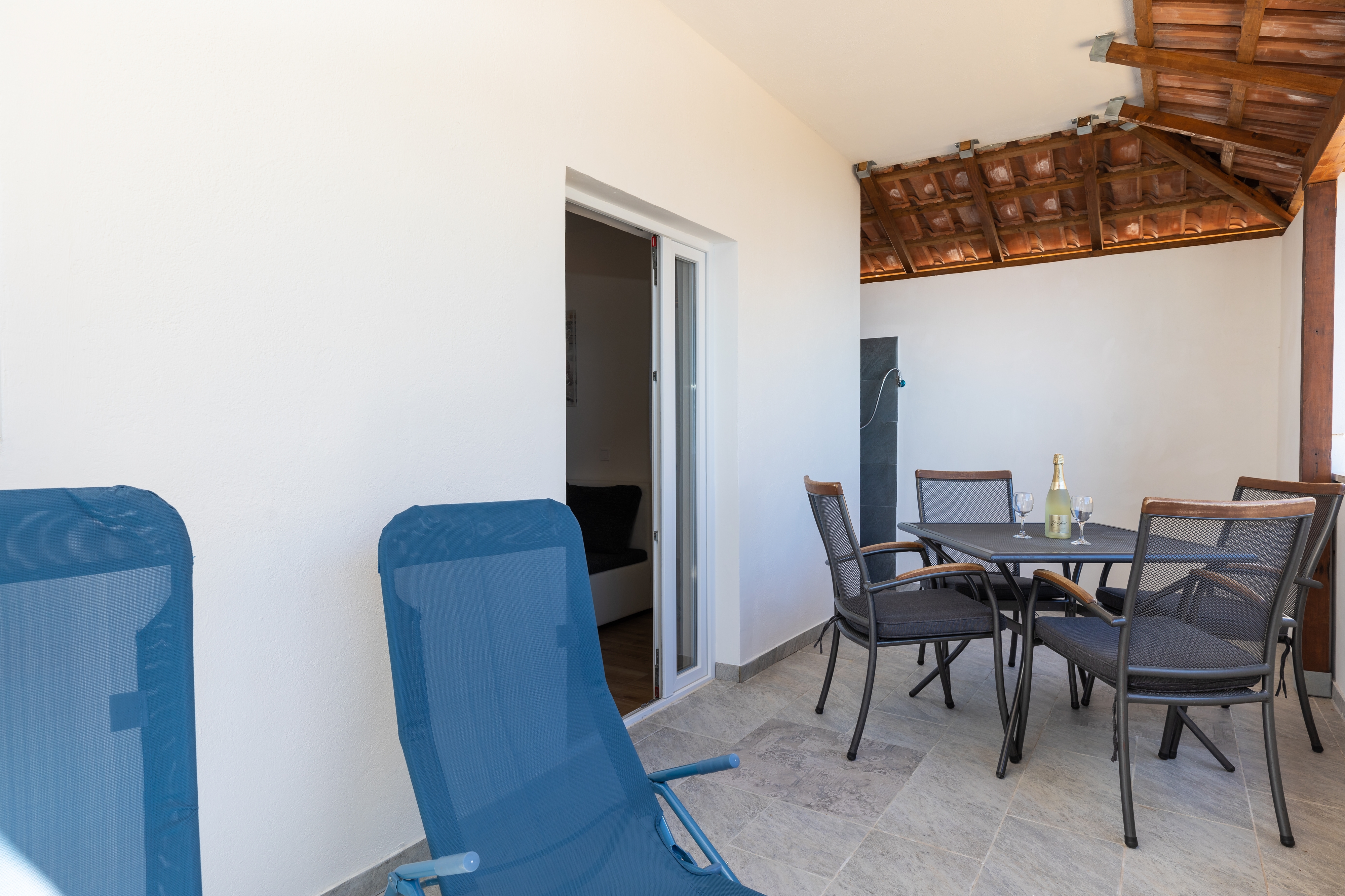 One bedroom apartment near beach Mimice, Omiš  A-c