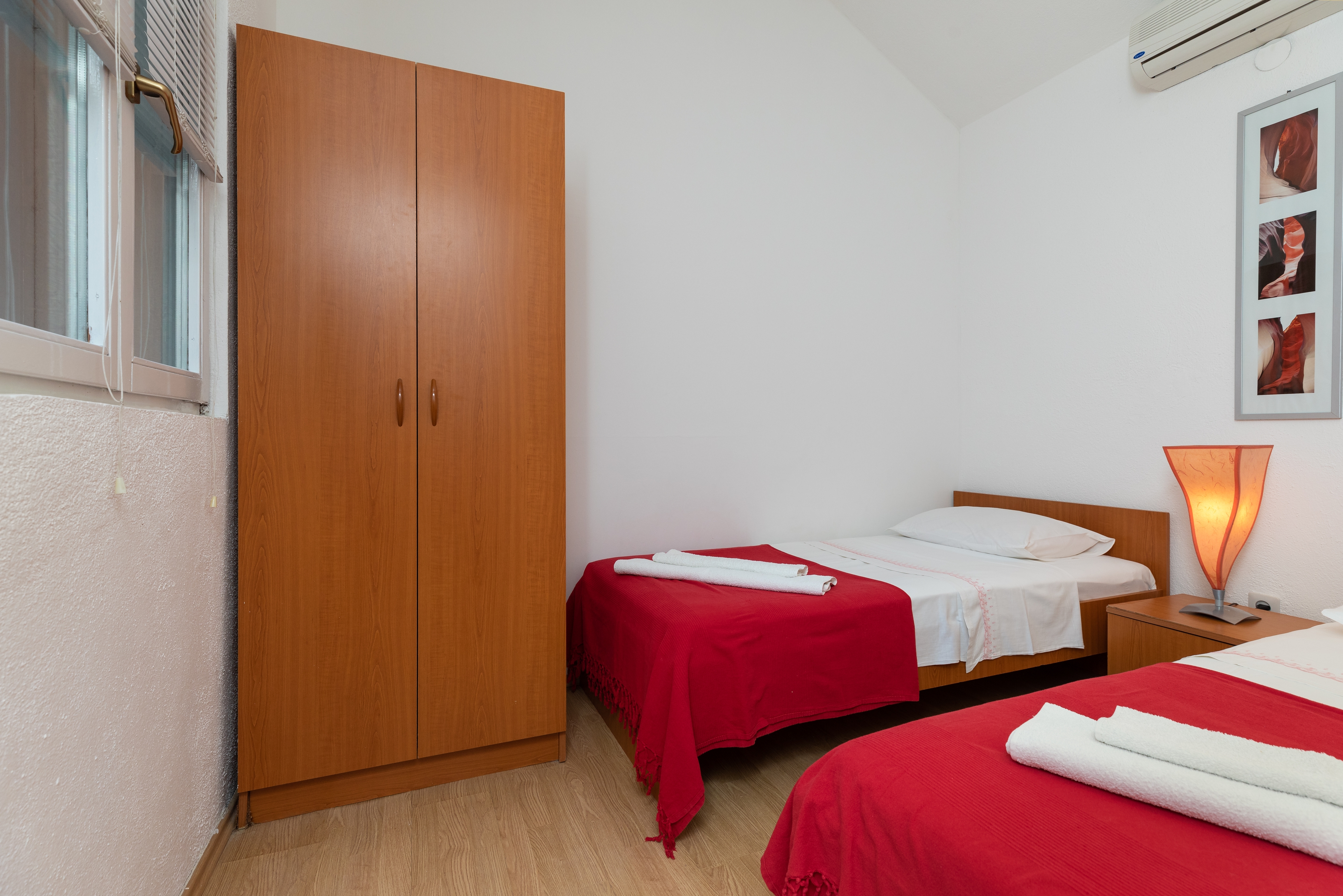 Two bedroom apartment near beach Mimice, Omiš  A-e