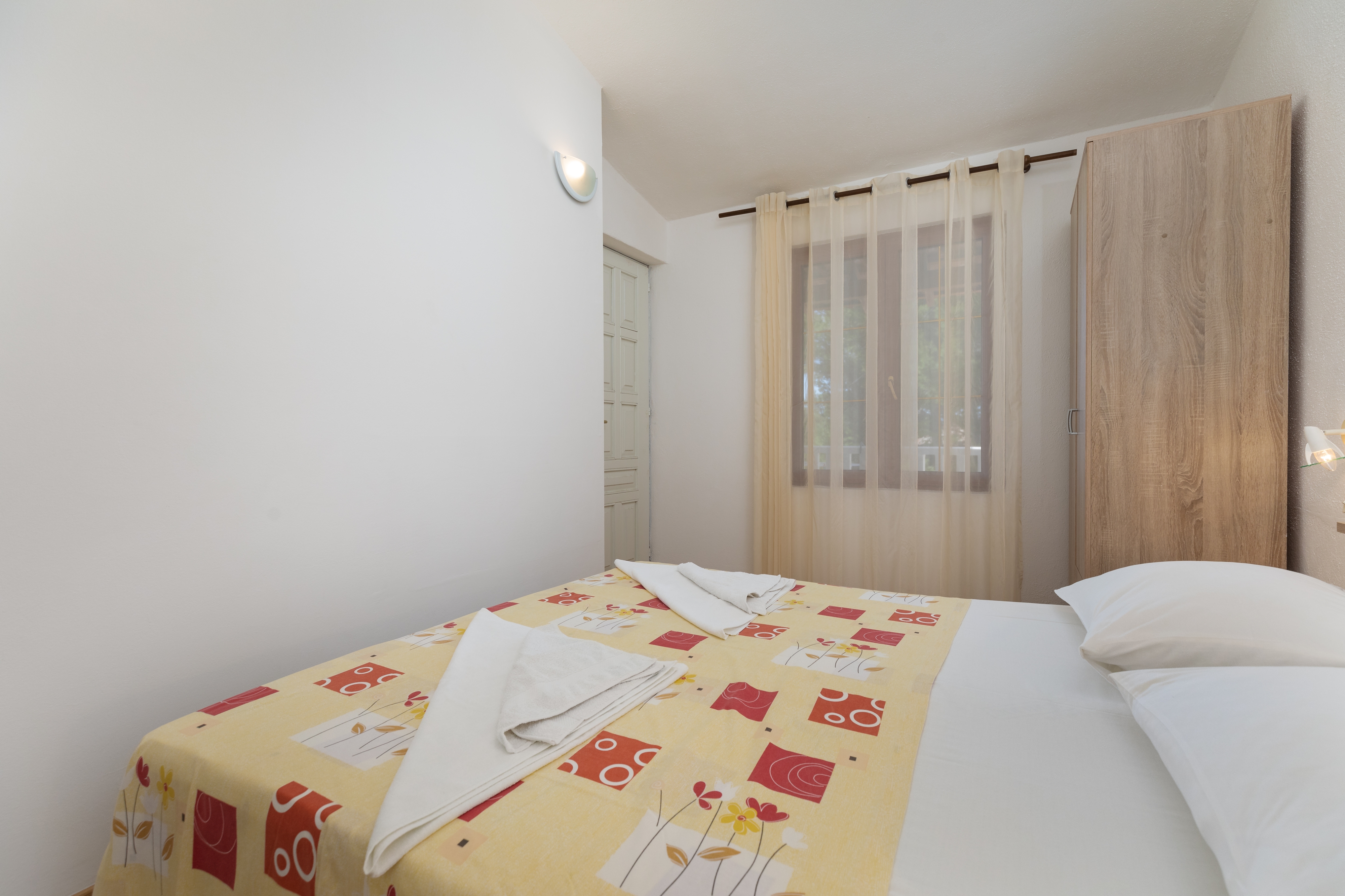 Two bedroom apartment near beach Mimice, Omiš  A-e