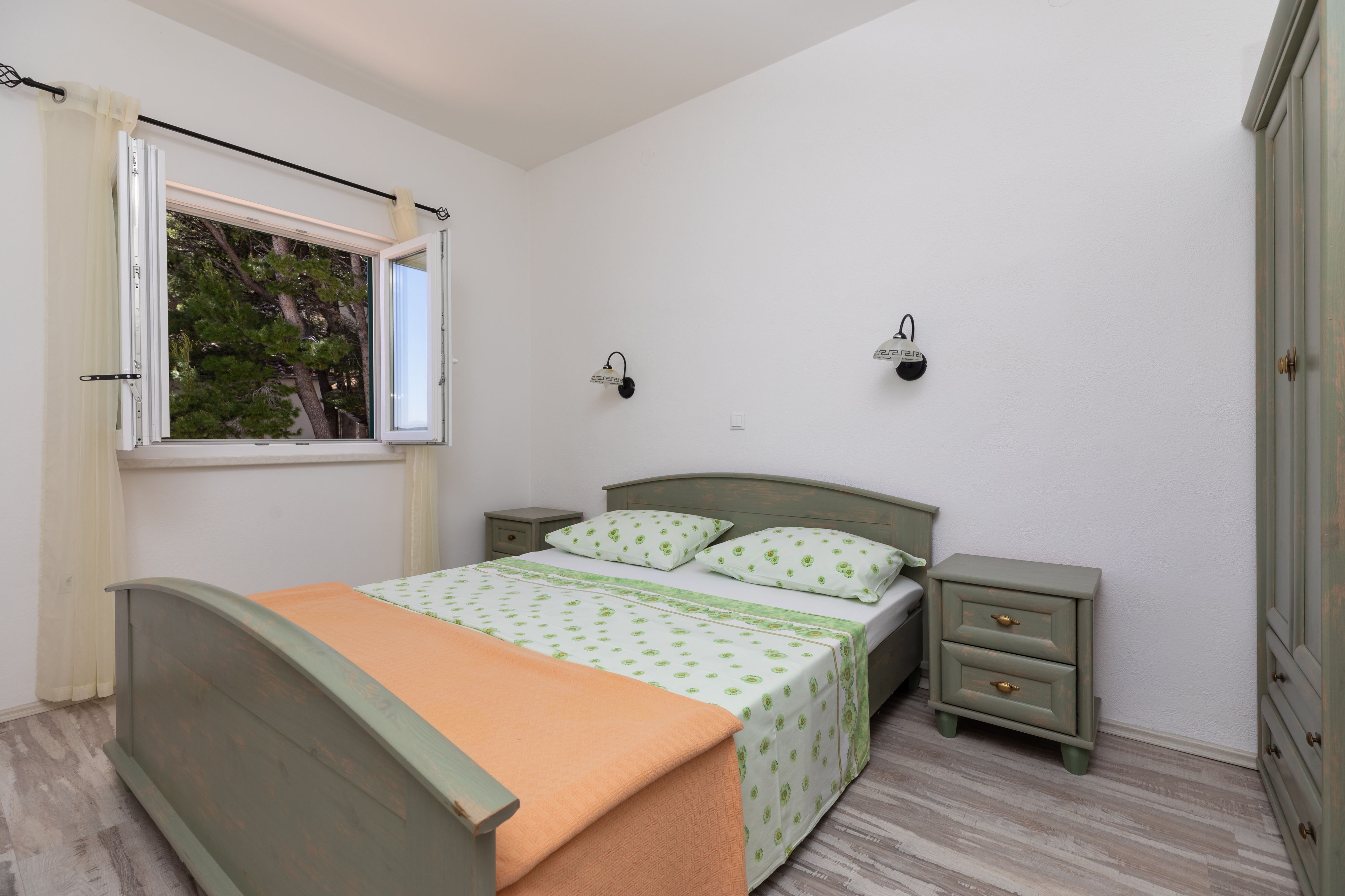 Two bedroom apartment near beach Mimice, Omiš  A-f
