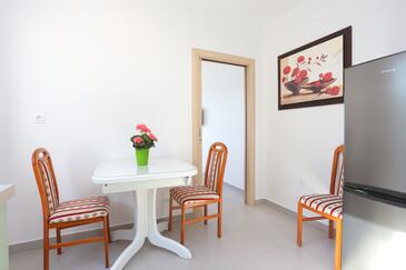 Duće, Comedor in the apartment, air condition available y WiFi.