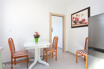 Duće, Dining room in the apartment, air condition available and WiFi.