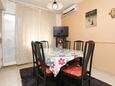 Omiš, Dining room in the apartment, air condition available and WiFi.