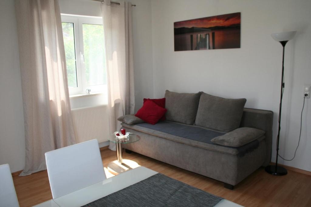 Appartement dune chambre avec une piscine Marina, Trogir (A-27449-c)