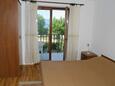 Duće, Bedroom in the studio-apartment, air condition available and WiFi.