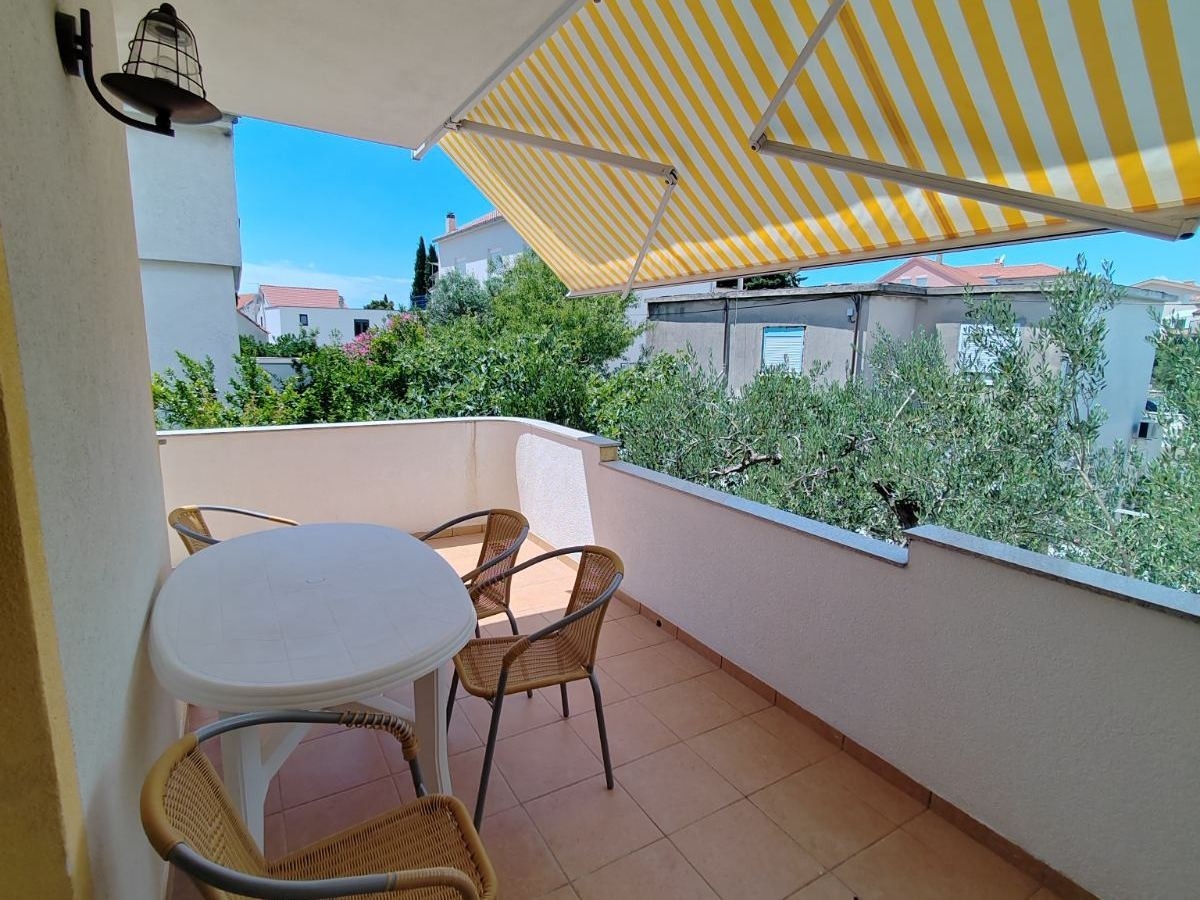 Garçonnière avec la terrasse Pirovac, Sibenik (AS-27461-a)