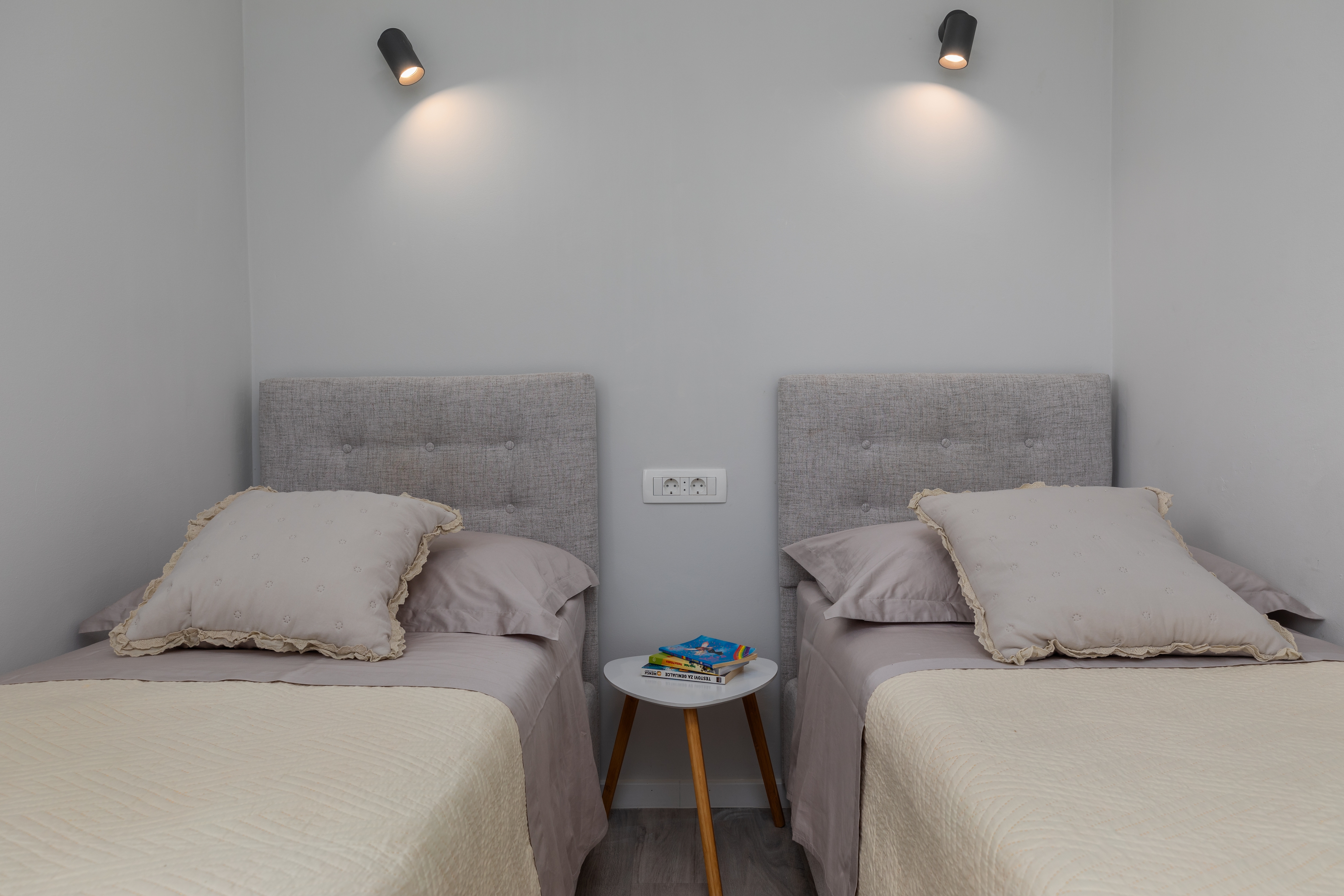 Two bedroom apartment with terrace and sea view Mimice, Omiš  A-a