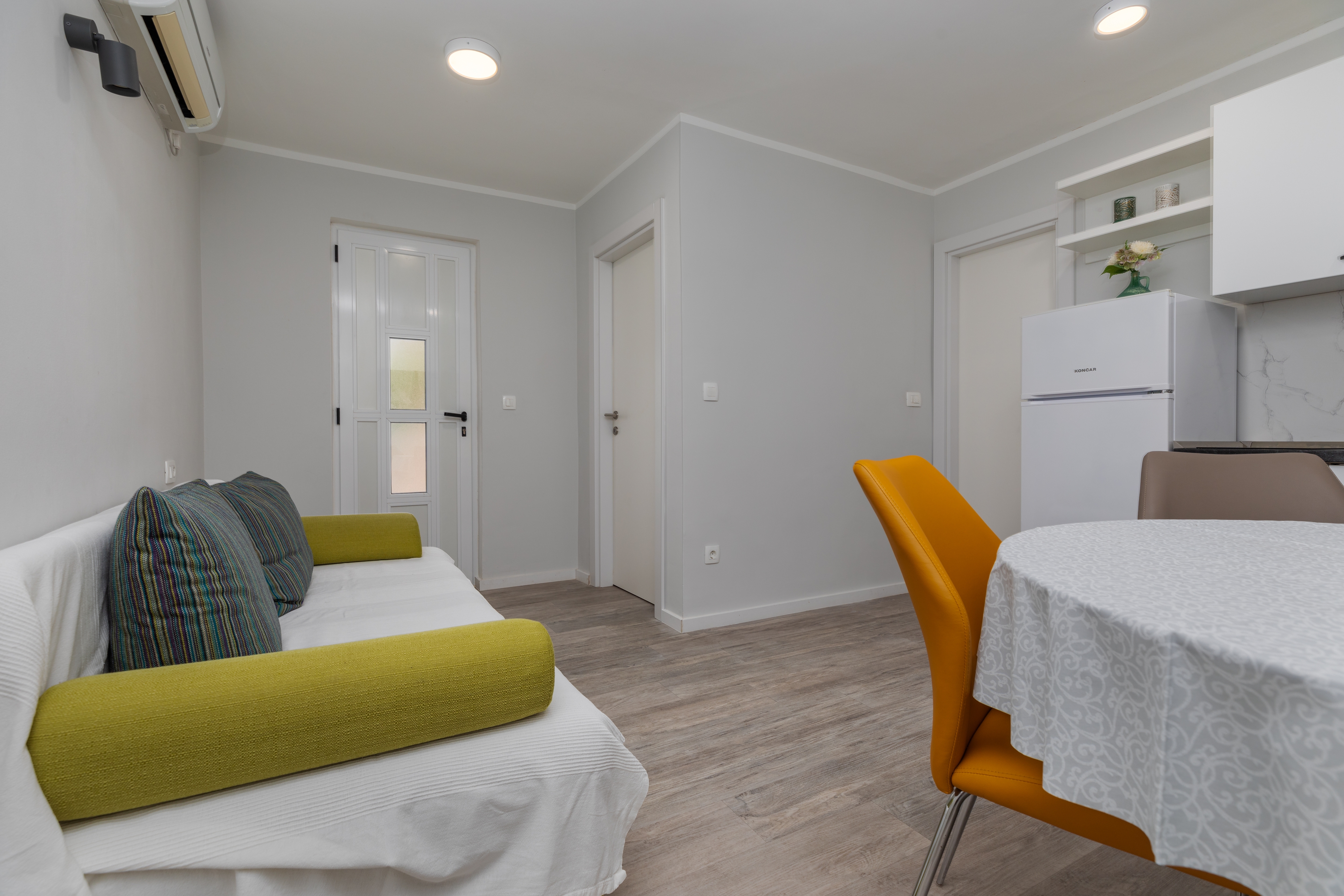 Two bedroom apartment with terrace and sea view Mimice, Omiš (A-2754-a)